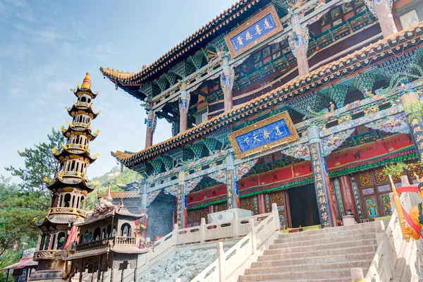 Xining, China - Jul 5 2014: North Mountain Temple (Tulou Guan). Nationale 3a toeristische attractie, belangrijke culturele relikwie sites onder Qinghai bescherming in de oude stad van Xining, Qinghai, China. — Stockfoto