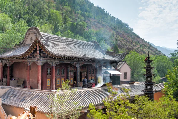 Xining, China - Jul 5 2014: North Mountain Temple (Tulou Guan). Nationale 3a toeristische attractie, belangrijke culturele relikwie sites onder Qinghai bescherming in de oude stad van Xining, Qinghai, China. — Stockfoto