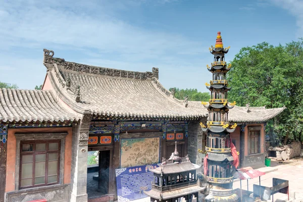 Xining, China - Jul 5 2014: North Mountain Temple (Tulou Guan). Nationale 3a toeristische attractie, belangrijke culturele relikwie sites onder Qinghai bescherming in de oude stad van Xining, Qinghai, China. — Stockfoto