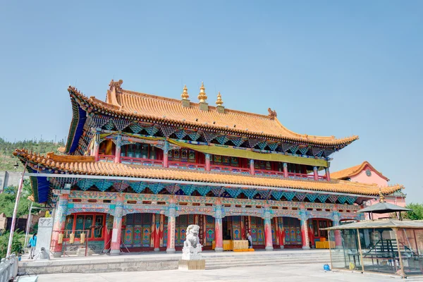 Xining, China - Jul 6 2014: South Mountain Temple(Nanshan si). een beroemde bezienswaardigheid in de oude stad van Xining, Qinghai, China. — Stockfoto
