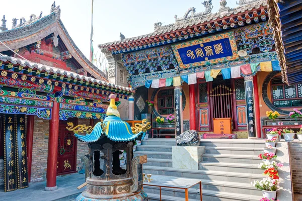 Xining, Çin - 6 Temmuz 2014: Güney dağ Temple(Nanshan si). Xining, Qinghai, Çin'in antik kentin ünlü dönüm noktası. — Stok fotoğraf