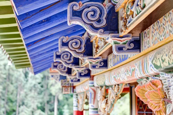 PINGAN, CHINA - 9 de julio de 2014: Techo del monasterio de Shazong Ritod (Xiazongsi). un monasterio famoso en Pingan, Qinghai, China . — Foto de Stock