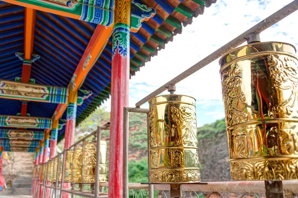 PINGAN, CHINA - 9 de julio de 2014: Mani, rueda en el Monasterio Shazong Ritod (Xiazongsi). un monasterio famoso en Pingan, Qinghai, China . —  Fotos de Stock