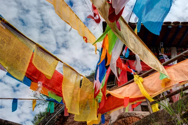 Pingan, Čína - Jul 9 2014: Modlitba vlajka na Shazong Ritod Monastery(Xiazongsi). slavný klášter v Pingan, Qinghai, Čína. — Stock fotografie