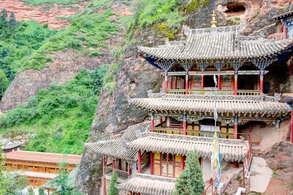 PINGAN, CHINA - 9 de julio de 2014: Monasterio Shazong Ritod (Xiazongsi). un monasterio famoso en Pingan, Qinghai, China . — Foto de Stock