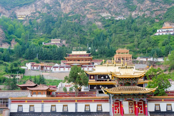 HUZHU, CHINA - 7 de julho de 2014: Gonlung Champa Ling (Youningsi). um mosteiro famoso em Huzhu, Qinghai, China . — Fotografia de Stock