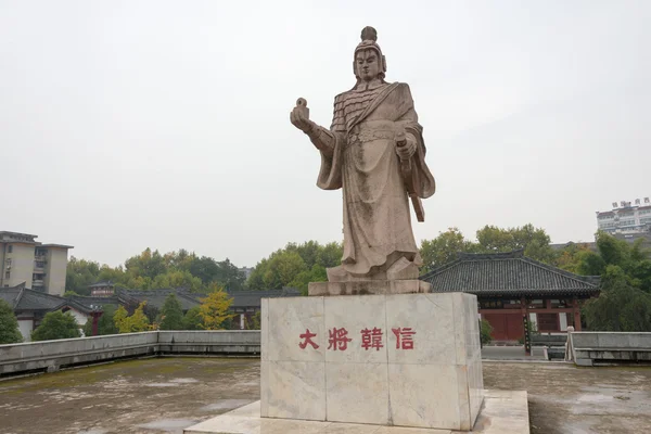 Hanzhong, CHINA - 7 NOV 2014: Estatua de Hanxin en los sitios históricos de BAI JIANG TAN. sitios históricos famosos en Hanzhong, Shanxi, China . — Foto de Stock