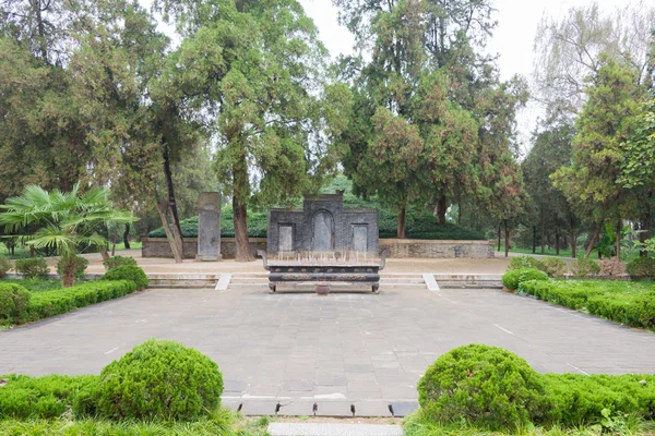 城固, 中国 - 2014 年 11 月 8 日: 張銭 Tomb(Unesco World heritage site)、城固、漢, 山西省, 中国。彼は有名なエクスプ ローラーで外交官だった. — ストック写真