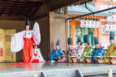 Kyoto, Japonya - jan 12 2015: gelenek halk dansları, yasaka-jinja tapınak. ünlü bir tapınak kyoto Antik şehir, Japonya.
