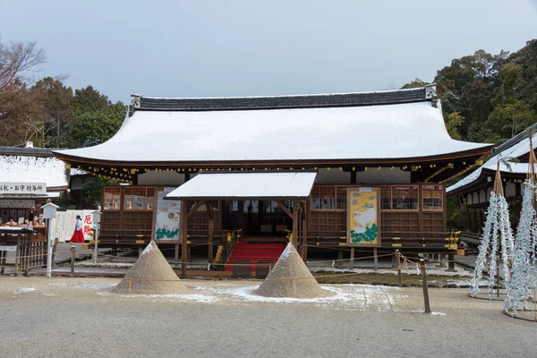 KYOTO, JAPÓN - 12 de enero de 2015: Santuario Kamigamo-jinja. un famoso santuario (Patrimonio de la Humanidad por la UNESCO) en la antigua ciudad de Kioto, Japón . — Foto de Stock