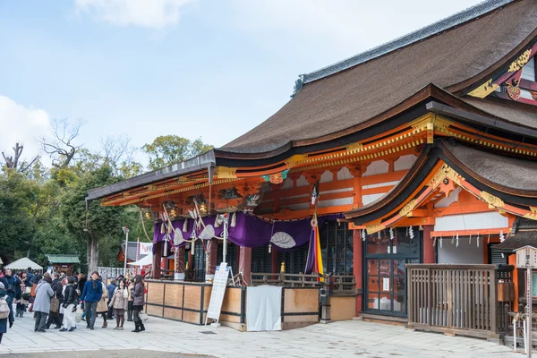 KYOTO, JAPÃO - 12 de janeiro de 2015: Santuário de Yasaka-jinja. um santuário famoso na cidade antiga de Kyoto, Japão . — Fotografia de Stock