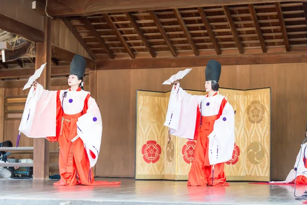 Kyoto, japan - jan 12 2015: tradition folkdans på en helgedomen yasaka-jinja. en berömd helgedom i den antika staden kyoto, japan. — Stockfoto