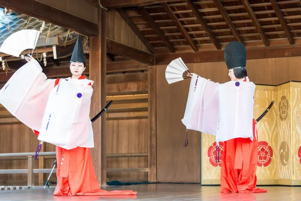 Kyoto, japan - jan 12 2015: tradition folkdans på en helgedomen yasaka-jinja. en berömd helgedom i den antika staden kyoto, japan. — Stockfoto