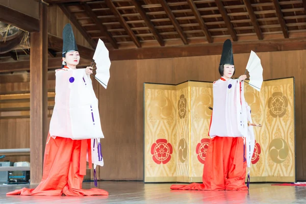 Kyoto, japan - jan 12 2015: tradition folkdans på en helgedomen yasaka-jinja. en berömd helgedom i den antika staden kyoto, japan. — Stockfoto