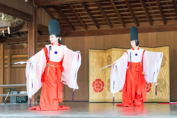 Kyoto, japan - jan 12 2015: tradition folkdans på en helgedomen yasaka-jinja. en berömd helgedom i den antika staden kyoto, japan. — Stockfoto