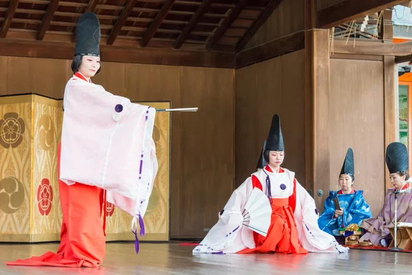 Kyoto, japan - jan 12 2015: tradition folkdans på en helgedomen yasaka-jinja. en berömd helgedom i den antika staden kyoto, japan. — Stockfoto