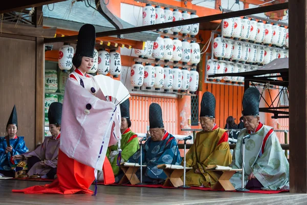 Kyoto, japan - jan 12 2015: tradition folkdans på en helgedomen yasaka-jinja. en berömd helgedom i den antika staden kyoto, japan. — Stockfoto