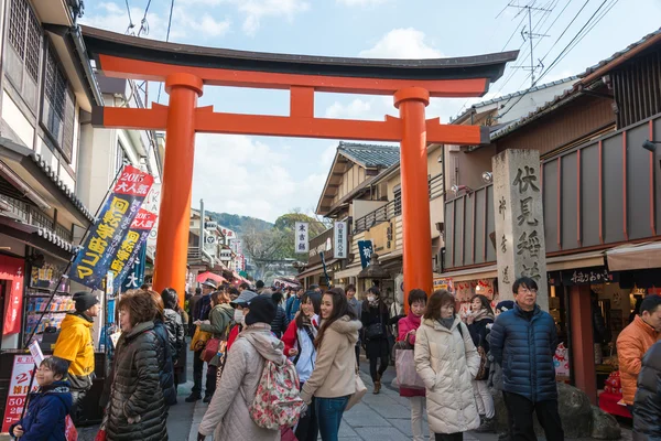 Kyoto, Japonya - jan 11 2015: fushimi Inari-taisha tapınak bir yaklaşım. ünlü bir tapınak kyoto Antik şehir, Japonya. — Stok fotoğraf