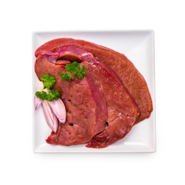 Üç çiğ Dana karaciğer dilim izole
