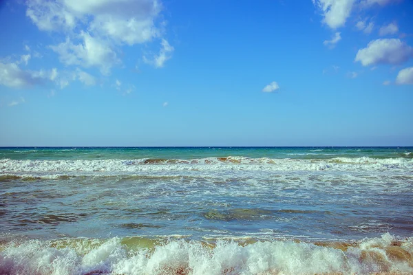 Schöne Welle auf dem Meer und blauer Himmel mit Wolken — Stockfoto