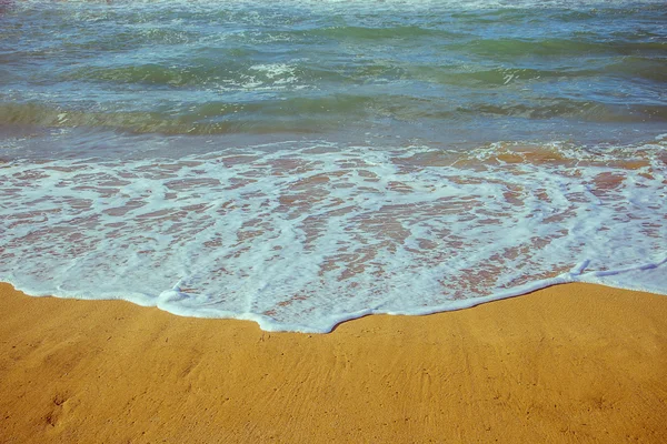 Morbida onda di schiuma di mare sulla spiaggia sabbiosa — Foto Stock
