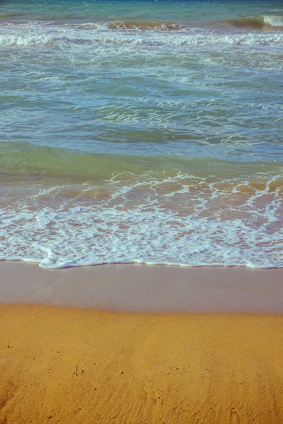 Lágy hab hullám a tenger, a homokos strand — Stock Fotó
