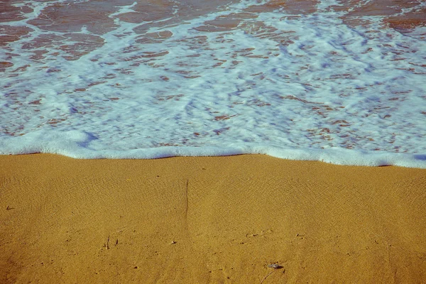 Morbida onda di schiuma di mare sulla spiaggia sabbiosa — Foto Stock