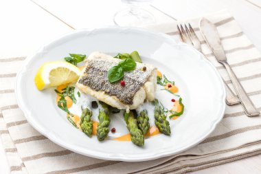 Hake fileto kuşkonmaz köpük sos ile