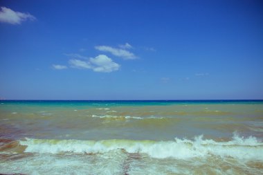 Güzel dalga deniz ve mavi gökyüzü bulutlu