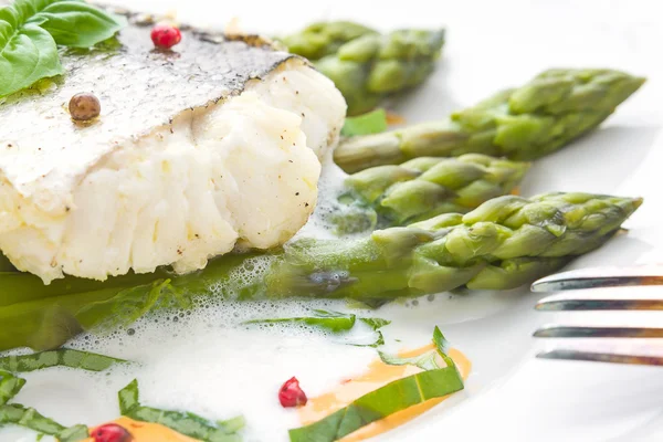 Fish fillet with asparagus foam sauce — Stock Photo, Image