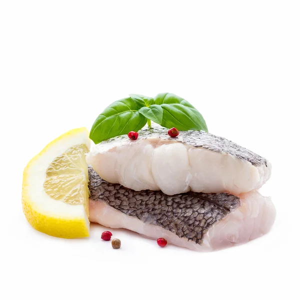 Seehechtfilet mit Haut und Zitrone, isoliert — Stockfoto