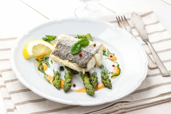 Filetto di nasello con salsa di schiuma di asparagi — Foto Stock