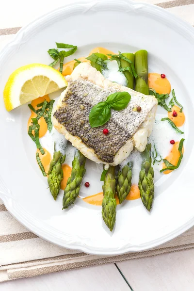 Filé de pescada com molho de espuma de espargos — Fotografia de Stock