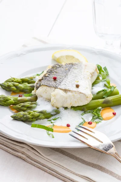 Hake fillet with asparagus foam sauce — Stock Photo, Image