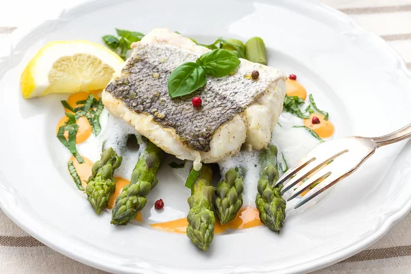 Filé de pescada com molho de espuma de espargos — Fotografia de Stock