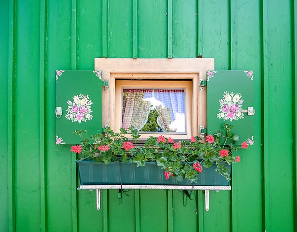 Małe okno z kwiatami malowane — Zdjęcie stockowe