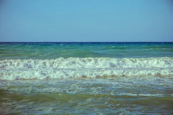 Krásné vlny na moři a modrou oblohu s mraky — Stock fotografie