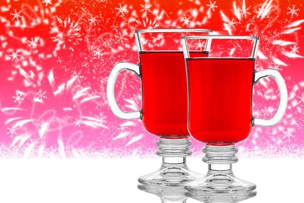 Zwei Gläser Glühwein auf rotem Hintergrund — Stockfoto