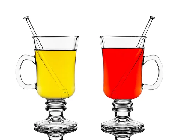 Dois copos com vinho quente vermelho e amarelo — Fotografia de Stock