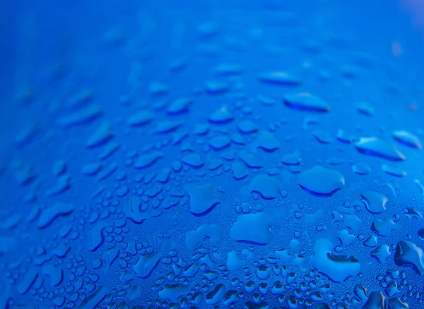 Kapky vody na kulaté modré pozadí — Stock fotografie