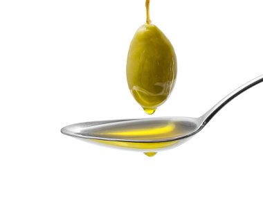 Tam yağı kaşık ile sap üzerinde yeşil zeytin