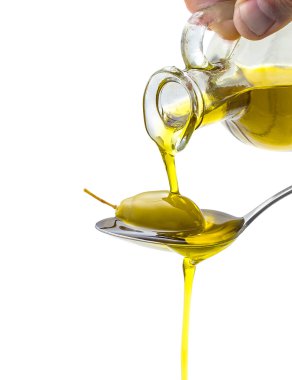 Tam yağı kaşık beyaz izole içinde yeşil zeytin