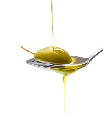 Tam yağı kaşık, izole içinde yeşil zeytin