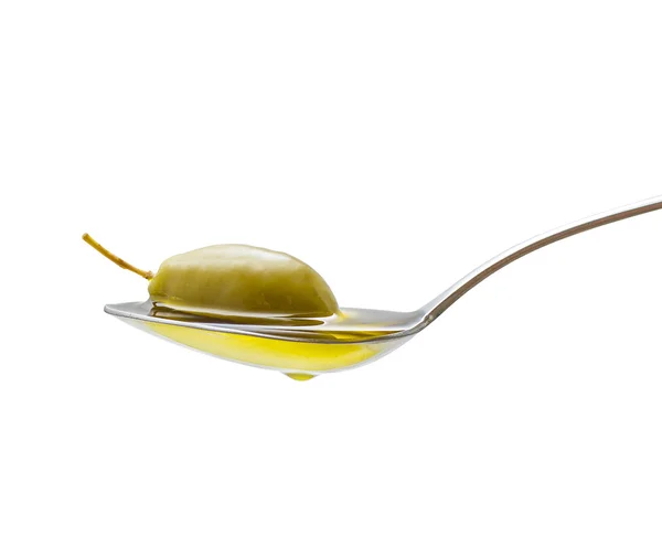 Olives vertes dans une cuillère à huile, isolées — Photo