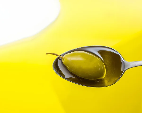 Groene olijf in volledige olie lepel, bovenaanzicht — Stockfoto