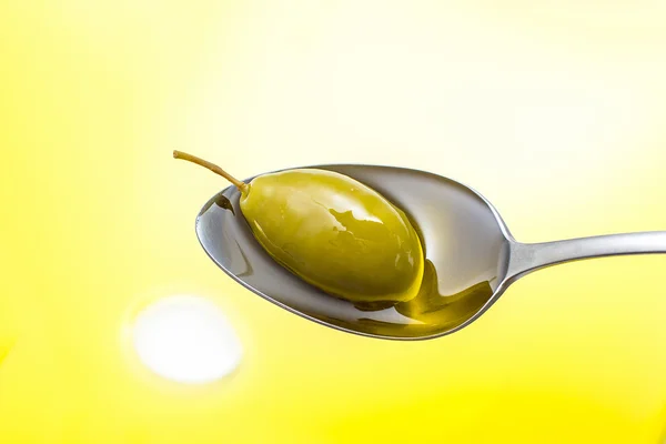 Green olive in full oil spoon on, top view — Stock Photo, Image