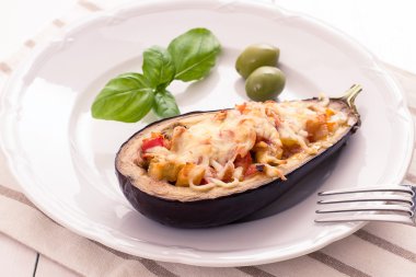 Izgara ve patlıcan yarım, yakın doldu