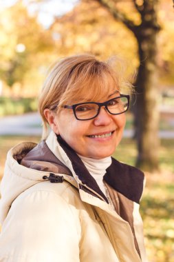 Olgun sarışın kadının sonbahar