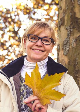 Olgun sarışın kadının sonbahar