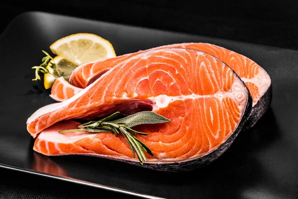 Two slices of salmon steak with lemon — Stock Photo, Image